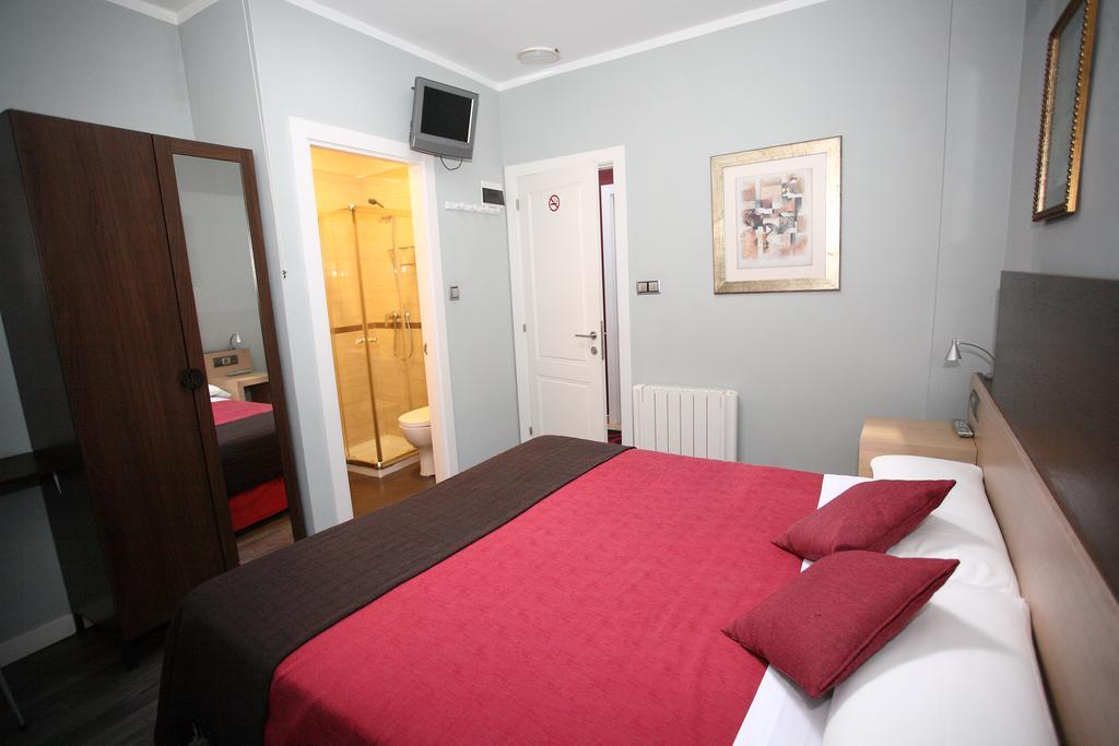 Pension Jade Кастро-Урдиалес Экстерьер фото